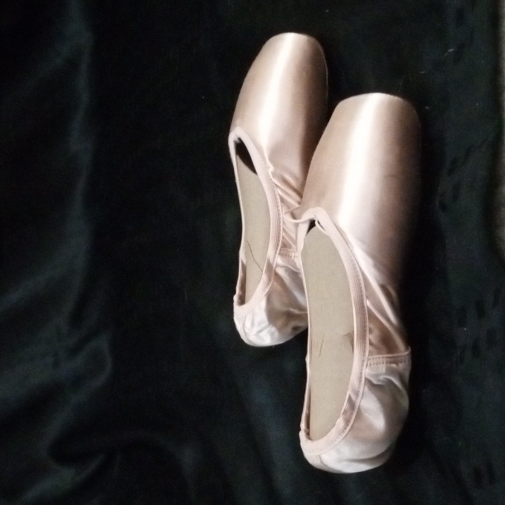 Capezio Pointe Shoes B 1130 7W 5.5 .50